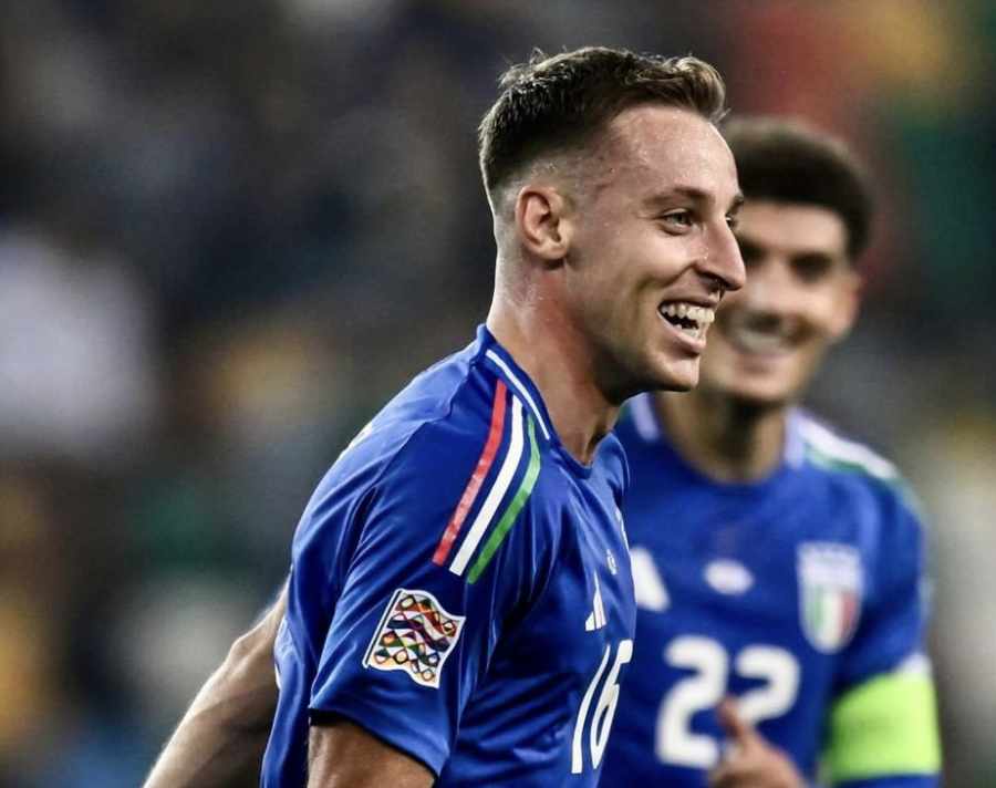 Davide Frattesi sourit et célèbre son but avec l’Italie en Ligue des Nations UEFA