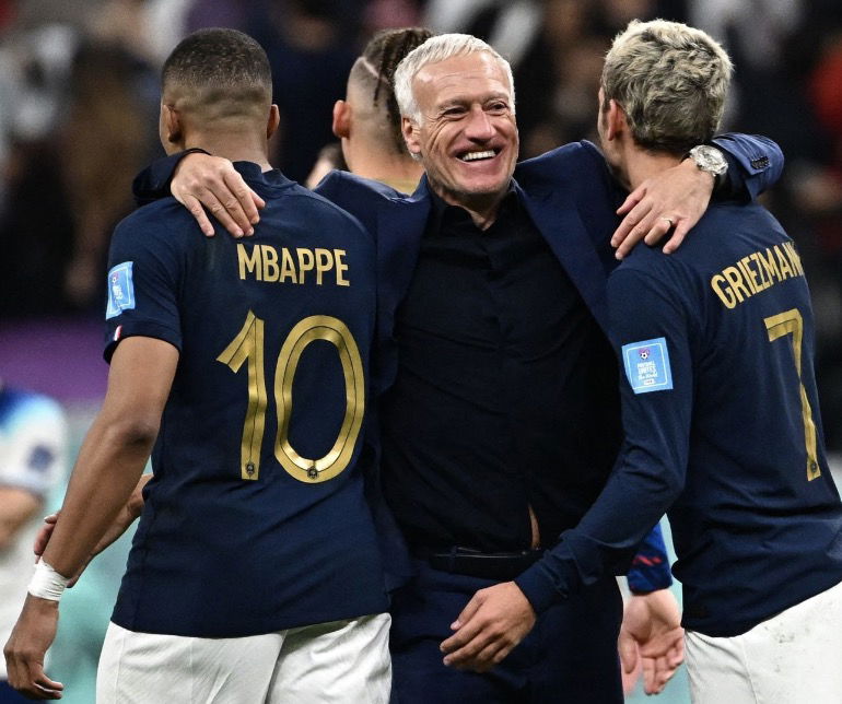 Deschamps qui serre Mbappé et Griezmann dans ses bras après la victoire face à l’Angleterre