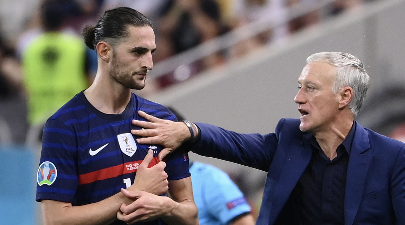 Didier Deschamps donne des consignes à Adrien Rabiot en Équipe de France