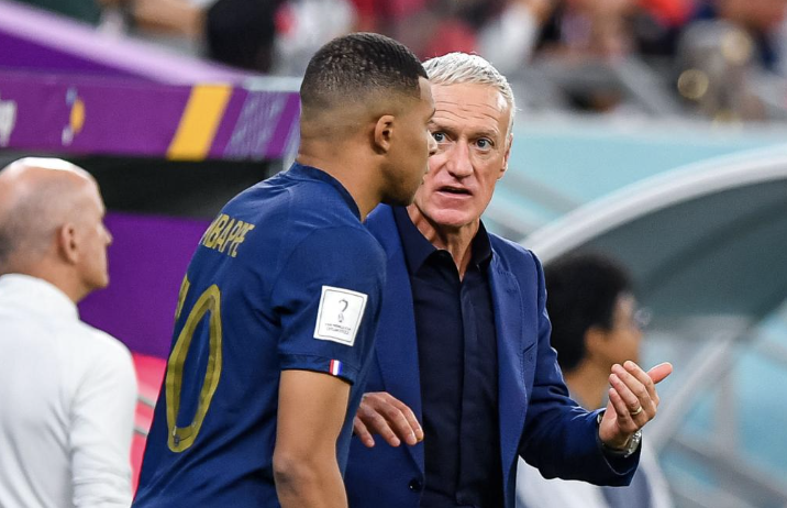 Didier Deschamps donne ses consignes à Kylian Mbappé avant qu’il rentre avec l’Équipe de France