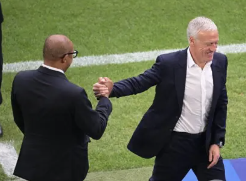 Didier Deschamps et Philippe Diallo qui se serrent la main sur le banc de l’Équipe de France