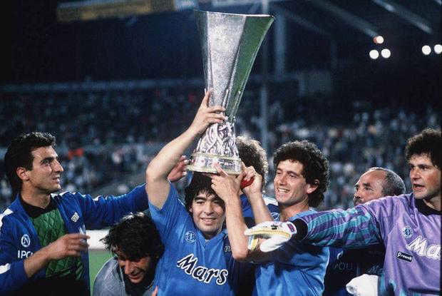 Diego Maradona avec Naples qui soulève le trophée de champion d’Italie : le scudetto