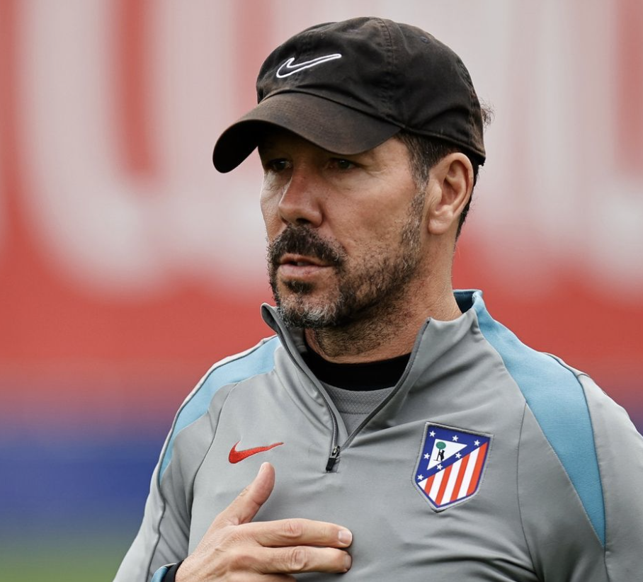 Diego Simeone avec son survêtement de l’Atlético Madrid pendant la séance d’entraînement