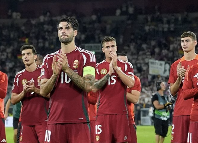 Dominik Szoboszlai et ses coéquipiers de l’équipe nationale hongroise applaudissent les supporters après un match de football