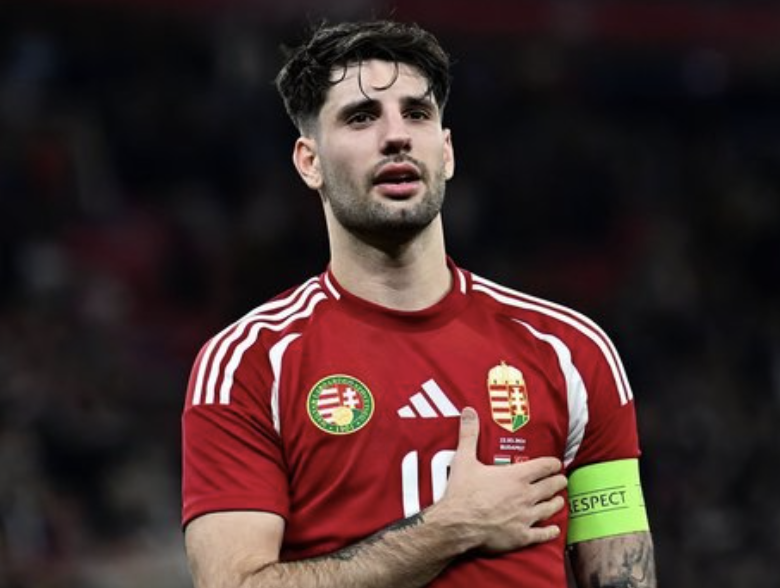 Dominik Szoboszlai main sur le coeur pendant les hymnes nationales de la Hongrie avant un match de football