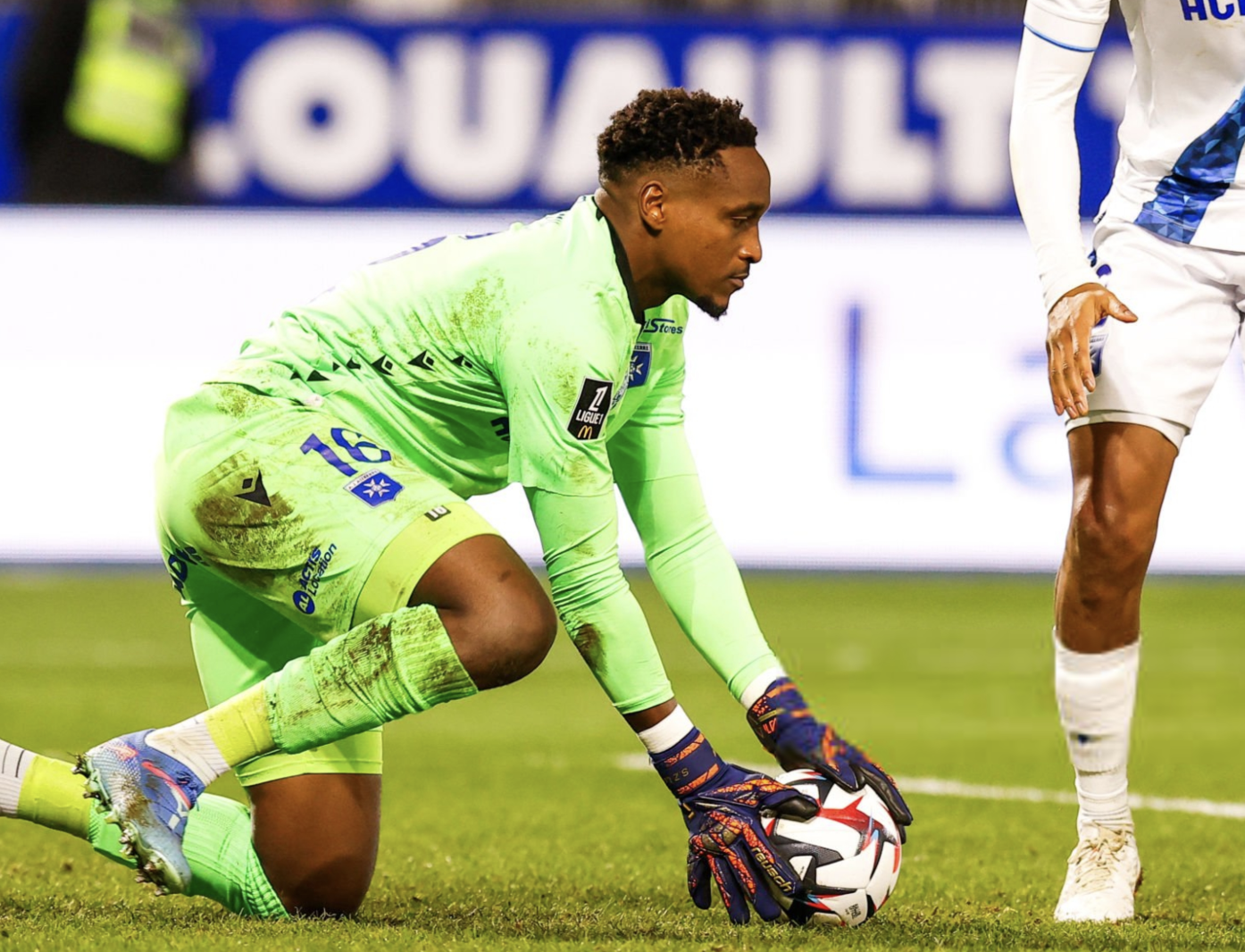 Donovan Léon capte le ballon avec l’AJ Auxerre face au PSG en Ligue 1