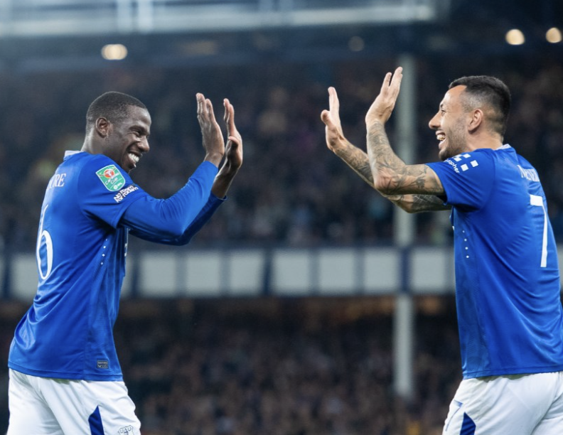 Doucoure frappe les mains de son coéquipier à Everton pour célébrer la victoire en Premier League