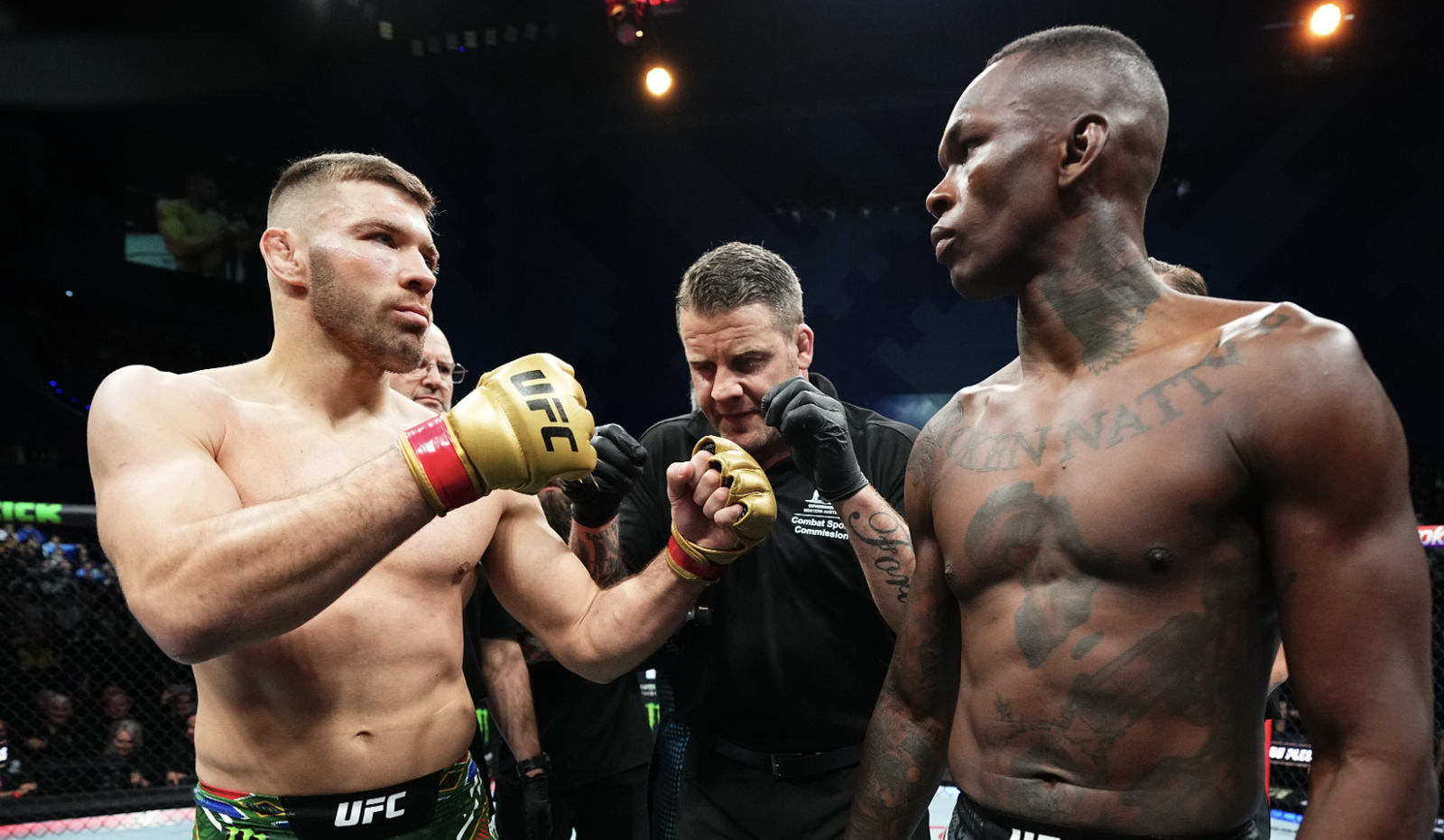 Dricus Du Plessis contre Israel Adesanya dans la cage à l’UFC 305