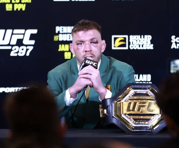 Dricus Du Plessis en conférence de presse avec sa ceinture à l’UFC 297