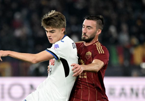 Duel entre un joueur de l’Atalanta et un de l’AS Rome en Serie A