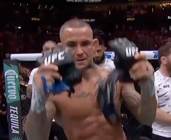 Dustin Poirier dépose ses gants au milieu de la cage après son combat de MMA face à Max Holloway à l’UFC 318