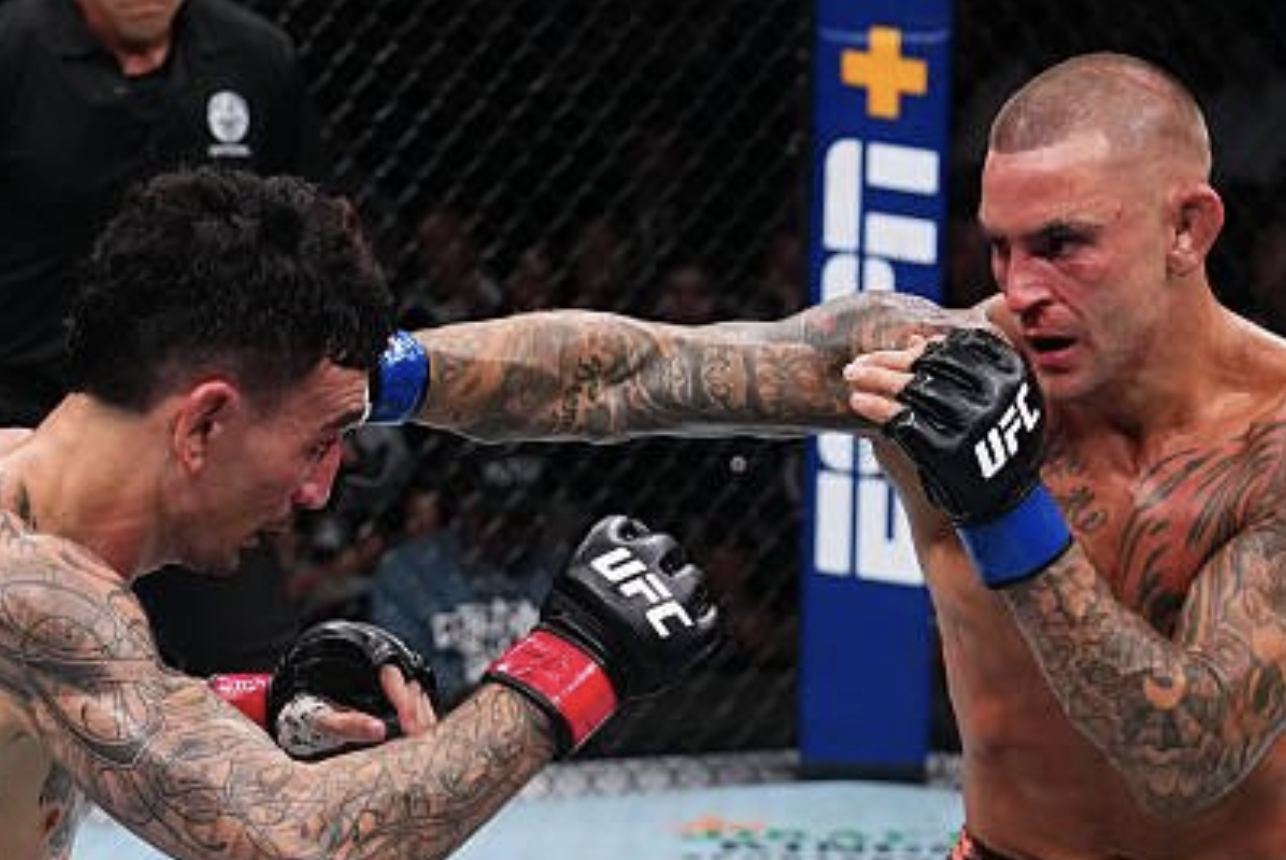 Dustin Poirier pendant son combat face à Max Holloway à l’UFC 318