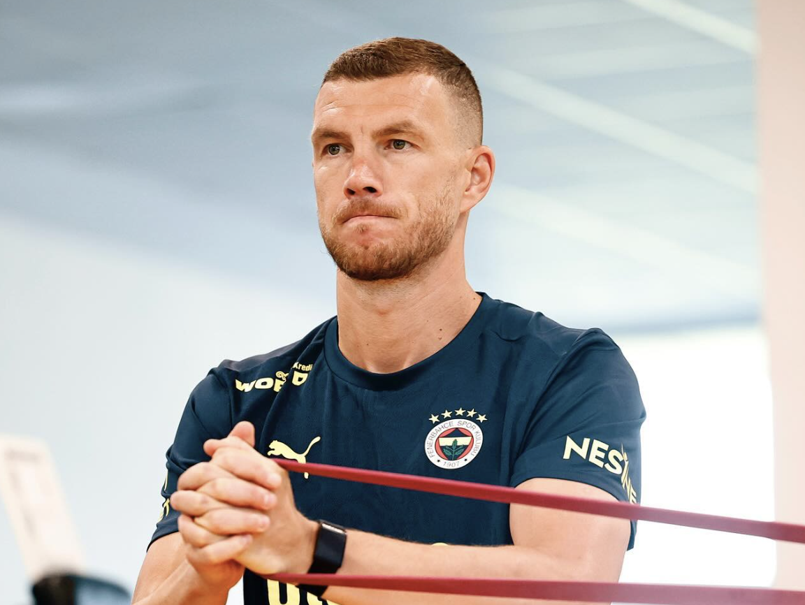 Edin Džeko qui fait des étirements à la salle de sport avec Fenerbahçe