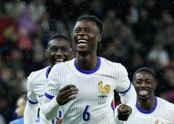 Eduardo Camavinga sourit pour célébrer son but avec l’équipe de France face à Israël en Ligue des Nations