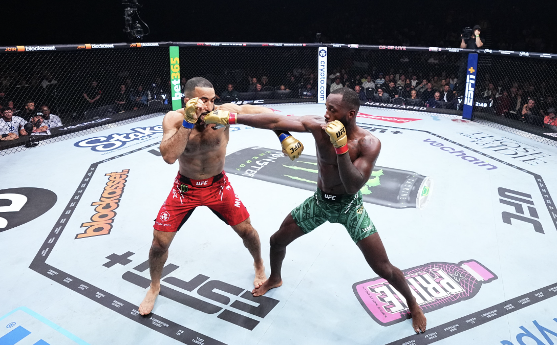 Edwards vs Muhammad dans l’octogone de MMA à l’UFC 304