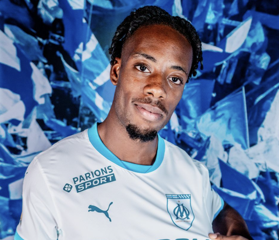 Elye Wahi avec son nouveau maillot de l’Olympique de Marseille