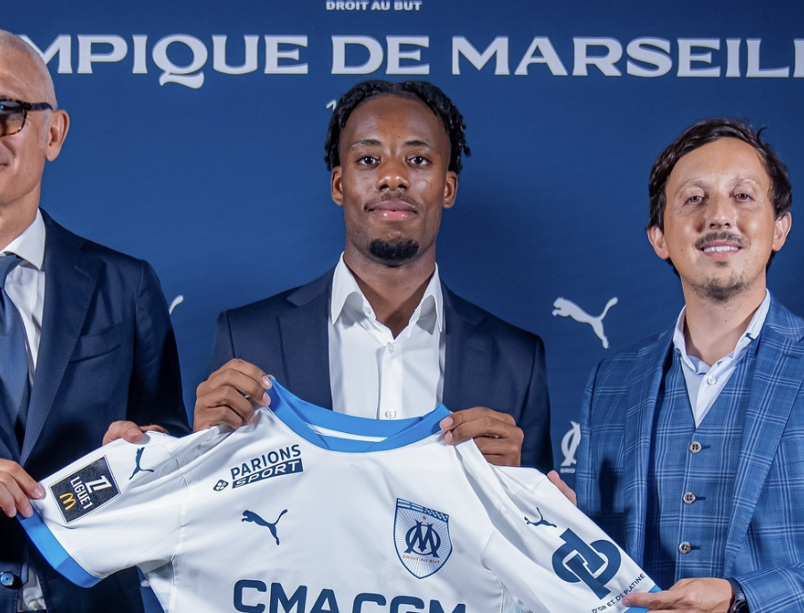 Elye Wahi présente son nouveau maillot avec l’OM accompagné de Pablo Longoria