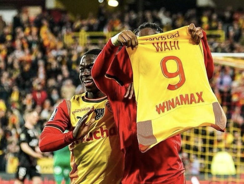 Elye Wahi qui montre son maillot après un but avec le RC Lens