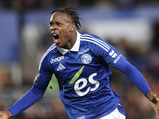 Emanuel Emegha, attaquant de Strasbourg, célèbre son but en Ligue 1
