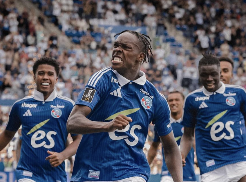 Emegha célèbre son but avec Strasbourg et ses coéquipiers en Ligue 1