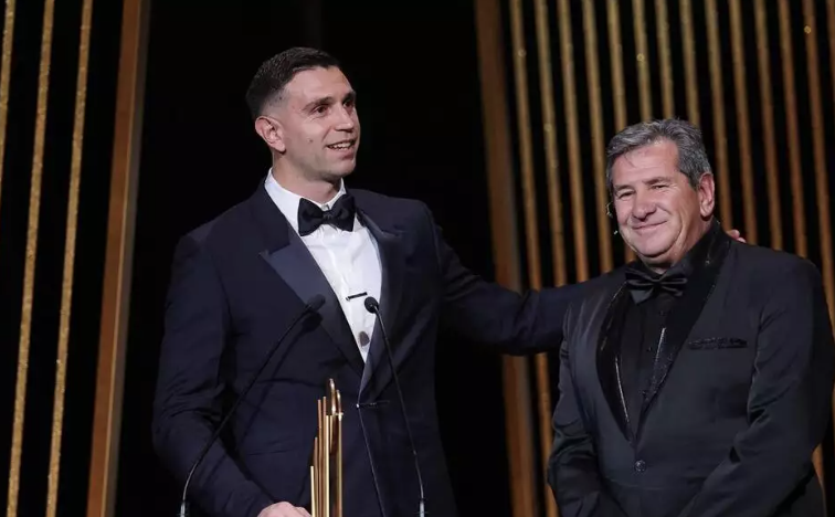 Emiliano Martínez avec le trophée Yacine 2024