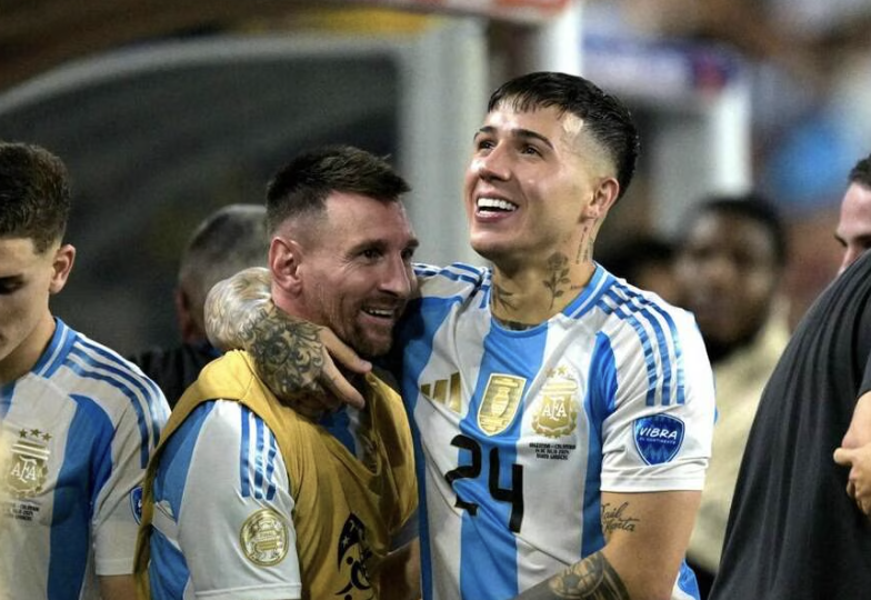 Enzo Fernandez et Lionel Messi après la victoire de l’Argentine en Copa America