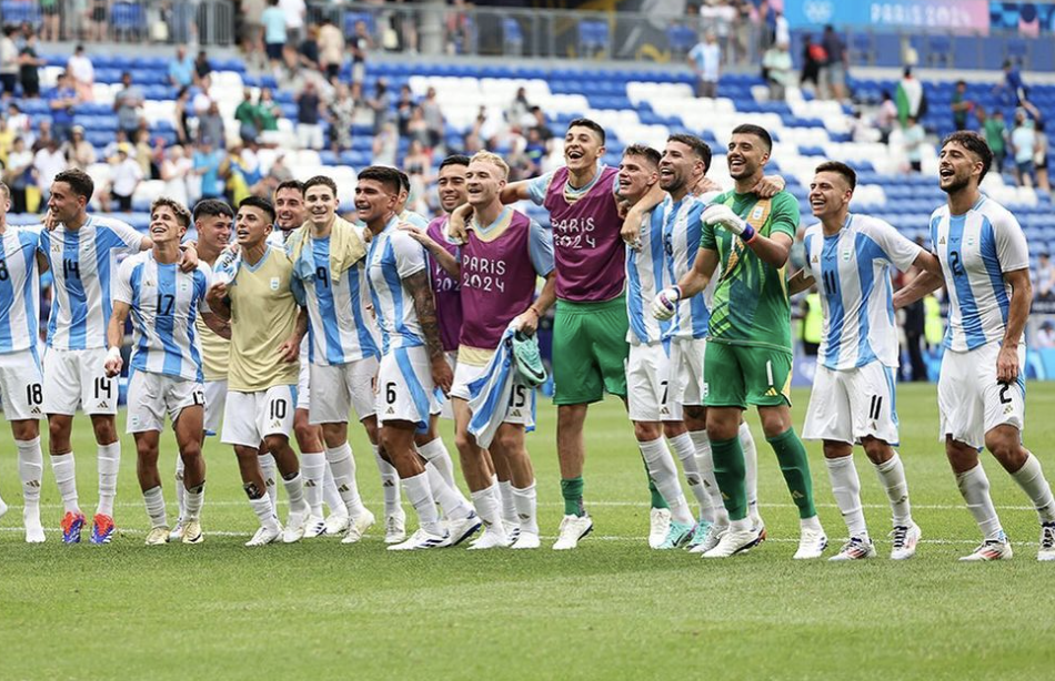 Équipe Argentine après une victoire aux Jeux Olympiques 2024 de football