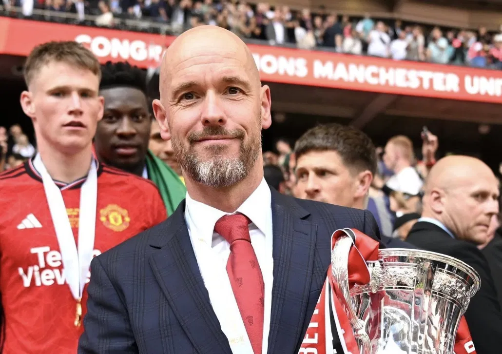 Erik ten Hag avec le trophée de la FA CUP remporté par Manchester United