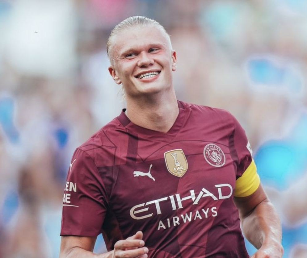 Erling Haaland avec le nouveau maillot Third de Manchester City pour la saison 2024/2025