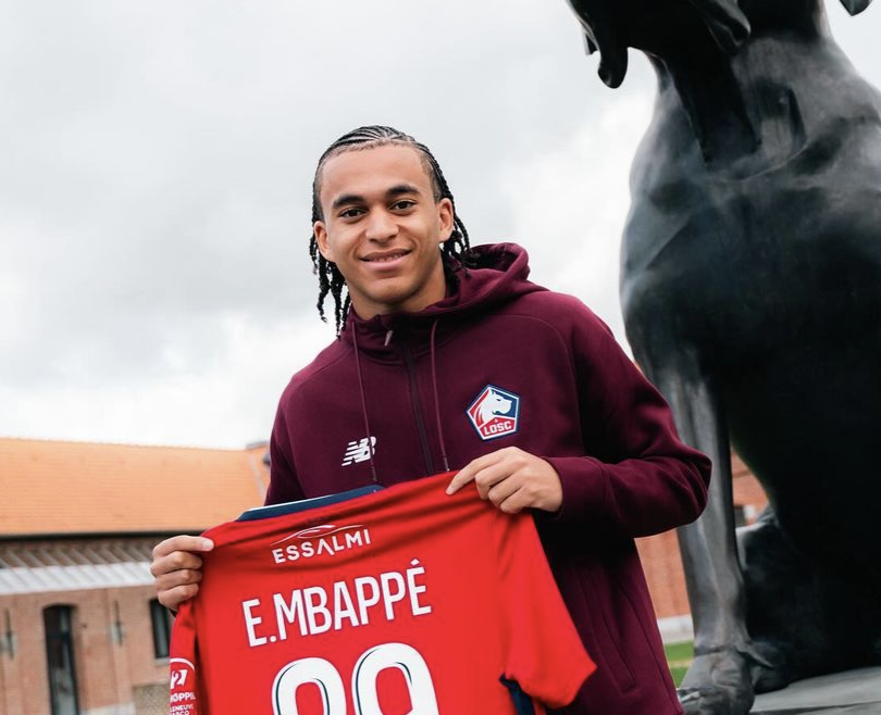 Ethan Mbappé au centre d’entraînement du LOSC avec son nouveau maillot 