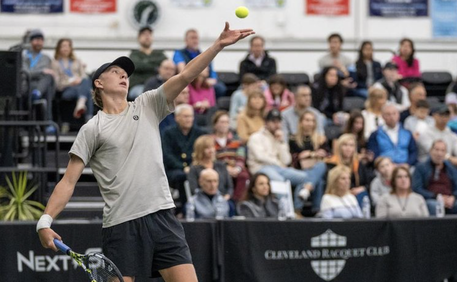 Ethan Quinn qui sert pendant un match de tennis