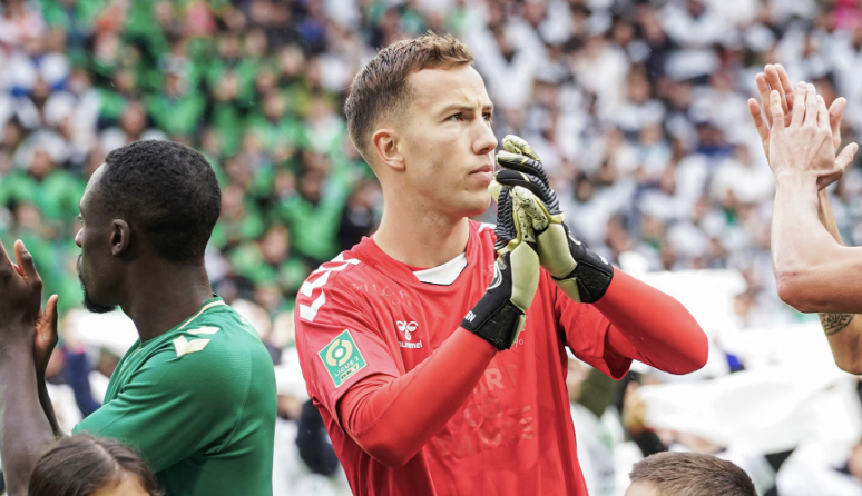 Etienne Green applaudit les supporters de l’ASSE lors de son départ du club