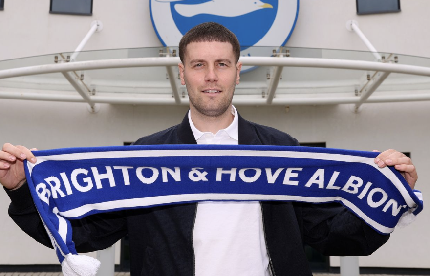 Fabian Hürzeler avec l’écharpe de Brighton lors de sa signature en tant qu’entraîneur