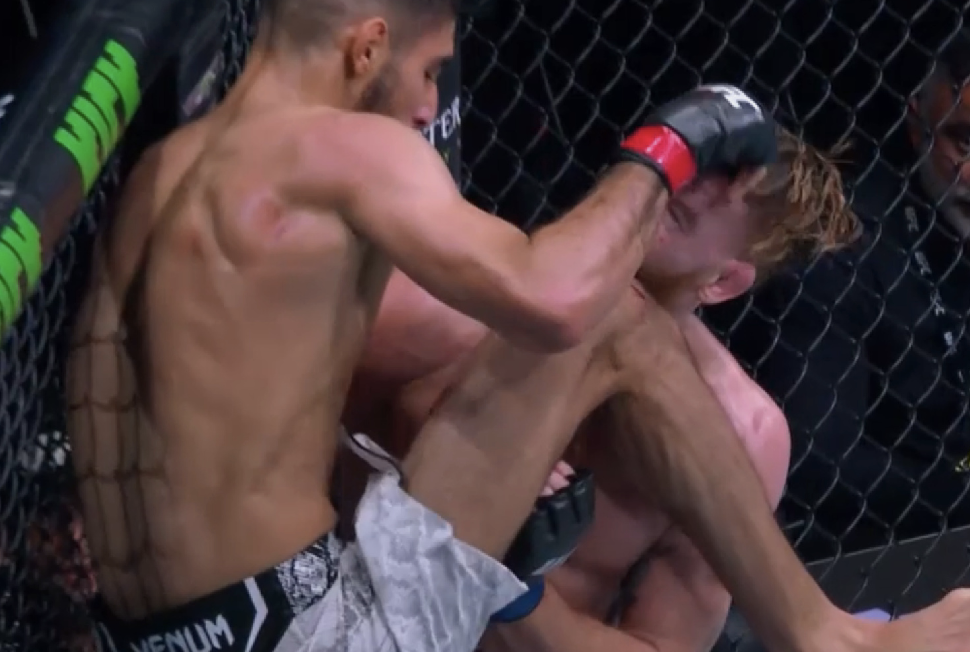 Farès Ziam met un coup de genou qui fait tomber KO Matt Frevola à l’UFC Paris