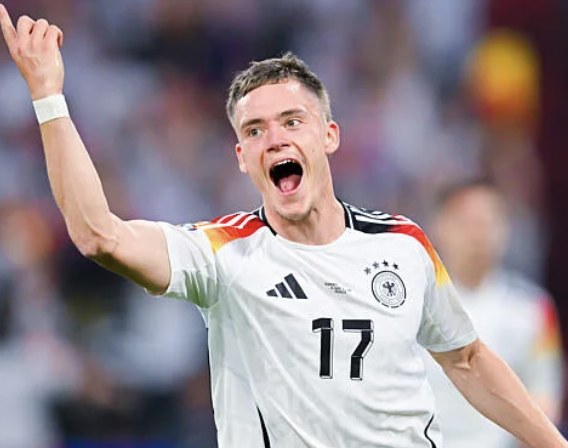 Florian Wirtz célèbre la victoire de l’Allemagne à la fin d’un. match