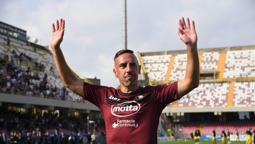Franck Ribéry qui remercie les supporters lors de son dernier match avec la Salernitana