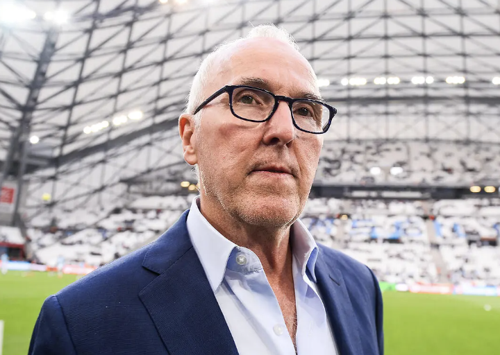 Frank McCourt propriétaire de l’OM au bord du stade Vélodrome avant un match