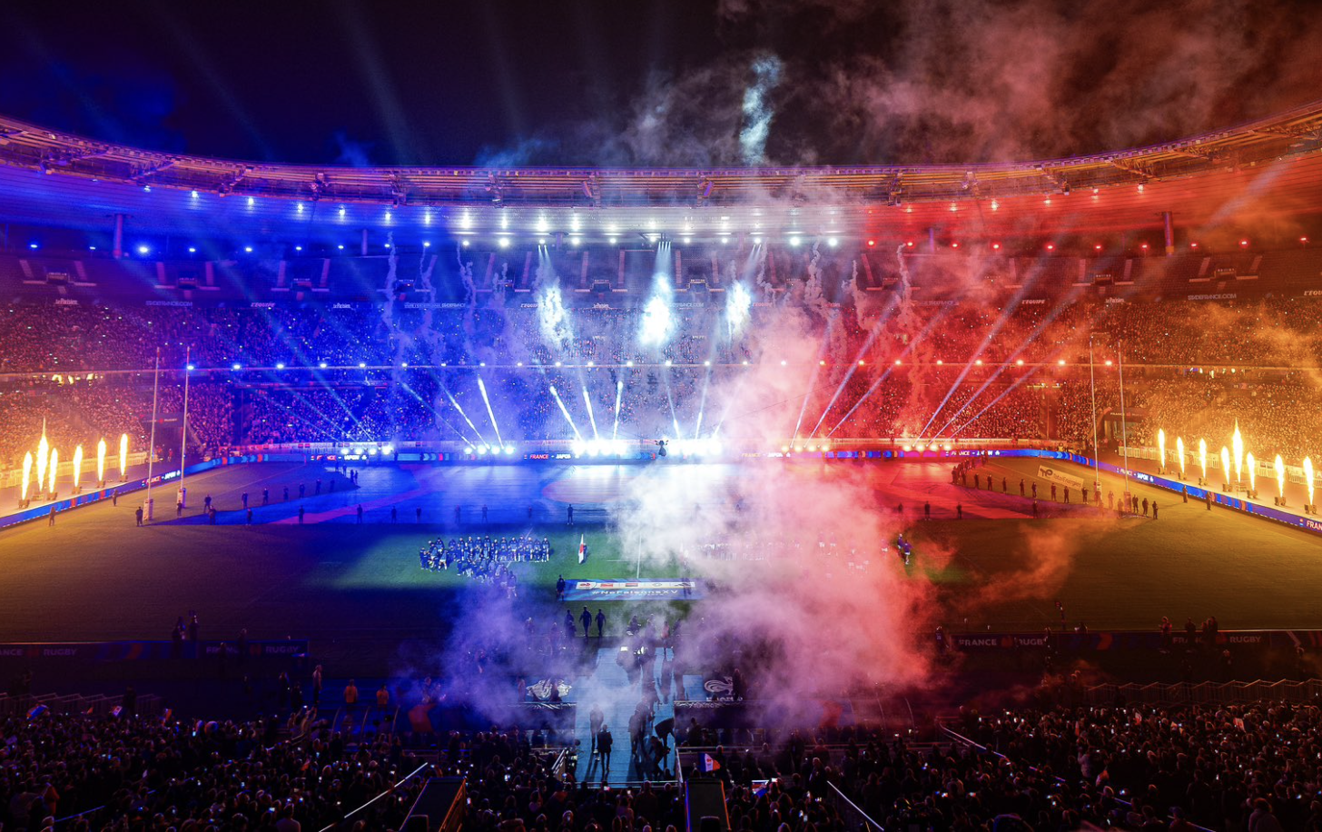 Fumigène bleu blanc rouge au stade de France avant un match de rugby