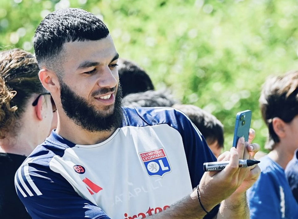 Georges Mikautadze avec les supporters de l’OL