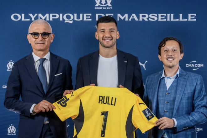 Geronimo Rulli en compagnie des dirigeants de l’Olympique de Marseille avec son maillot lors de sa signature au club