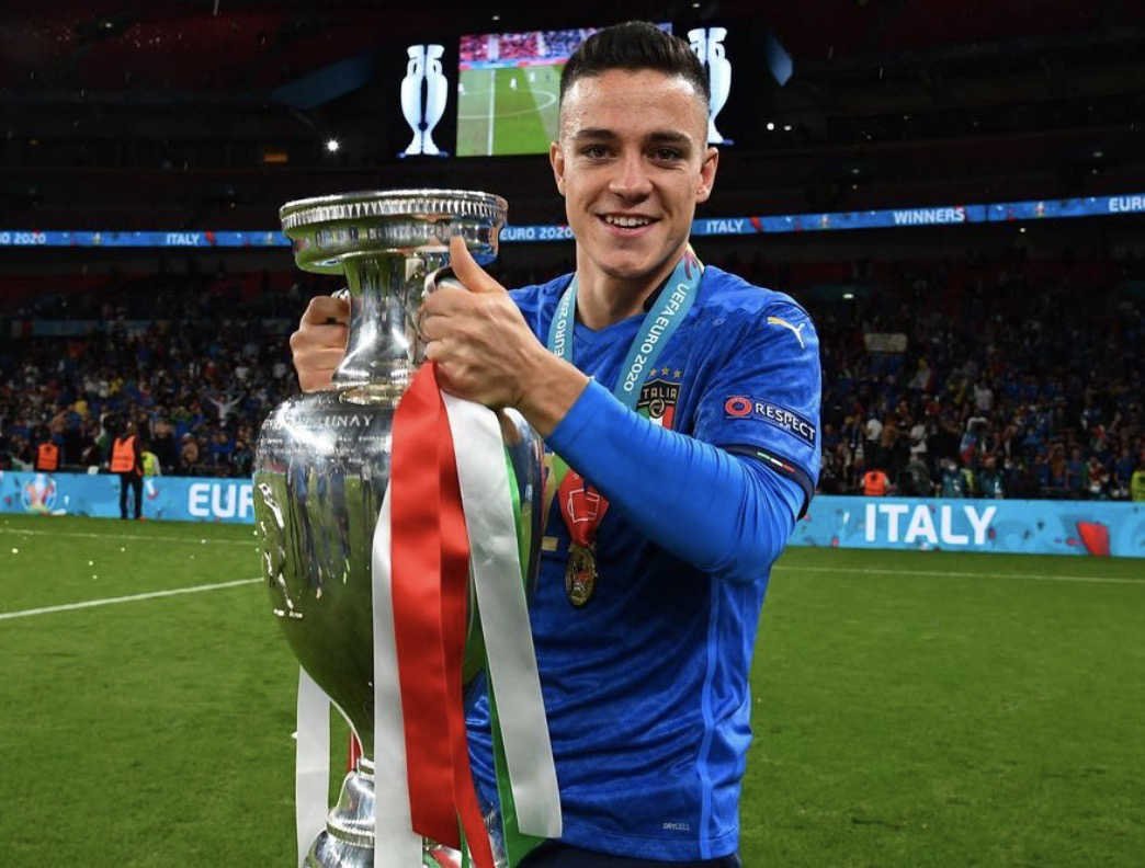 Giacomo Raspadori avec le trophée de l’Euro remporté avec l’Italie