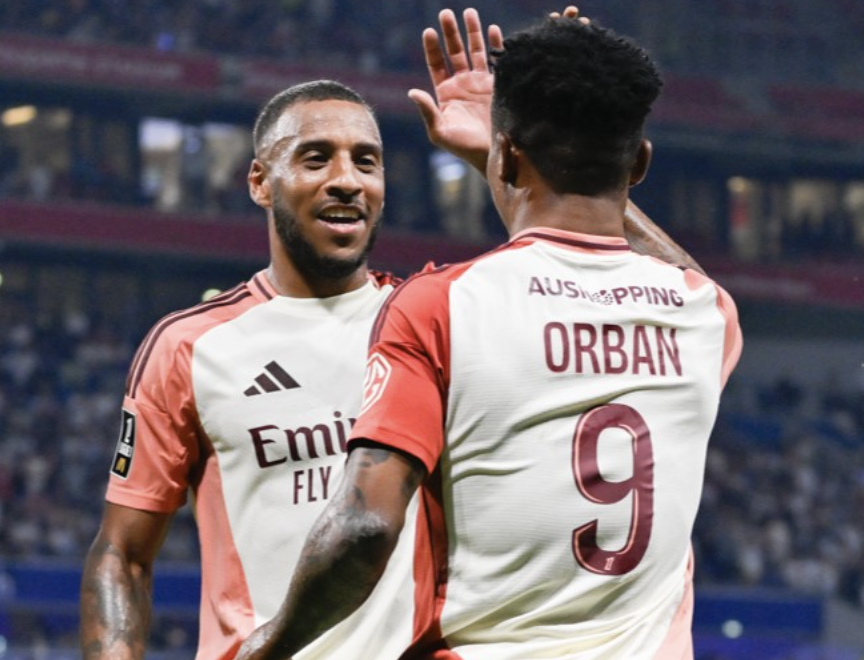 Gift Orban et Corentin Tolisso célèbrent ensemble le but de l’Olympique Lyonnais en Ligue 1 