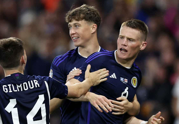 Gilmour et Scott McTominay célèbre un but de l’Écosse en Ligue des nations