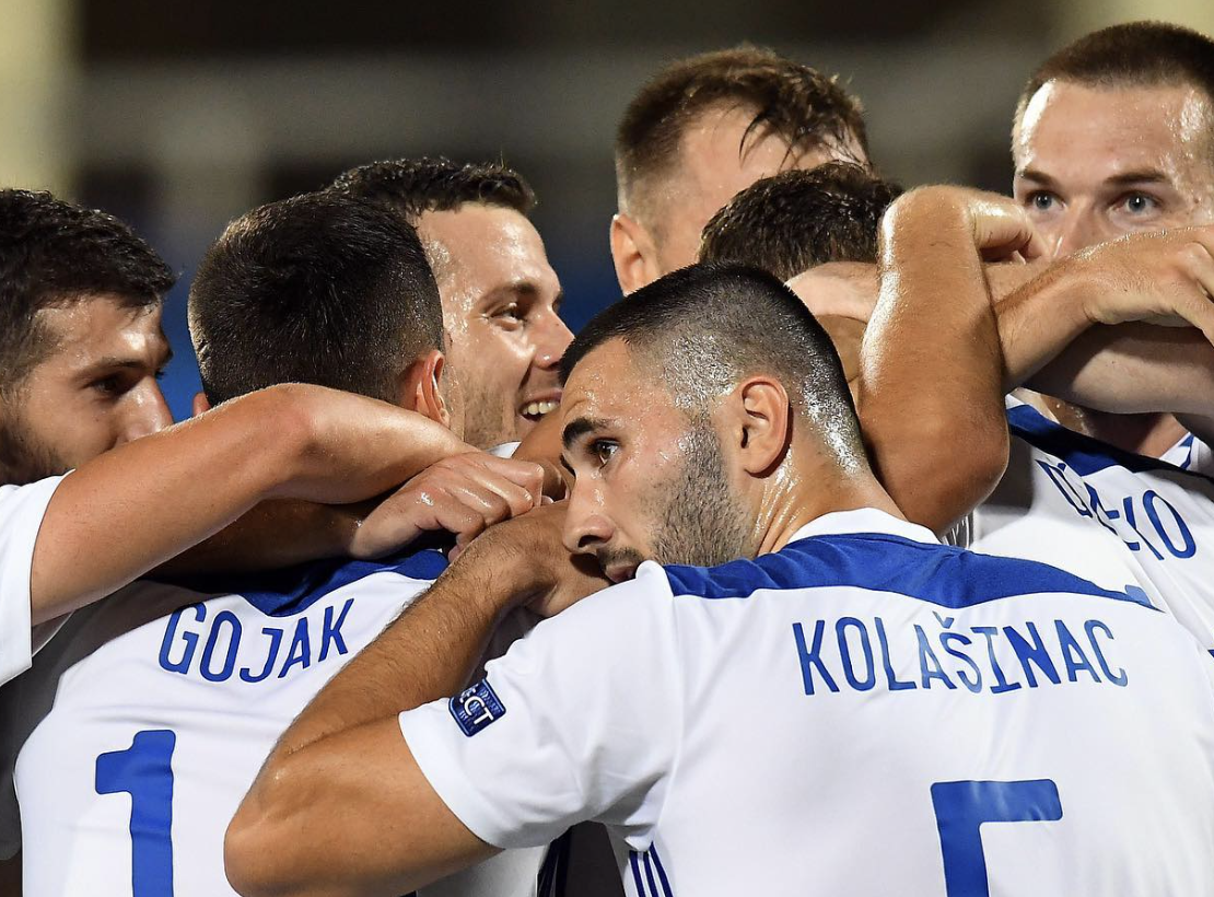 Gojak et Kolasinac avec toute l’équipe de football de la Bosnie-Herzégovine qui se prennent dans les bras après leur but en Ligue des Nations