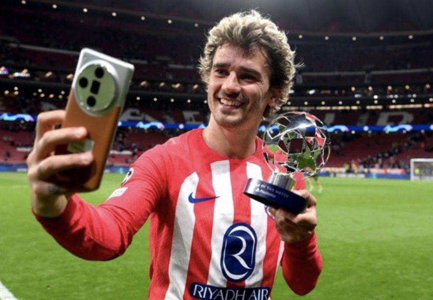 Griezmann qui prend un selfie avec le trophée d’Homme du match en LDC face à Dortmund