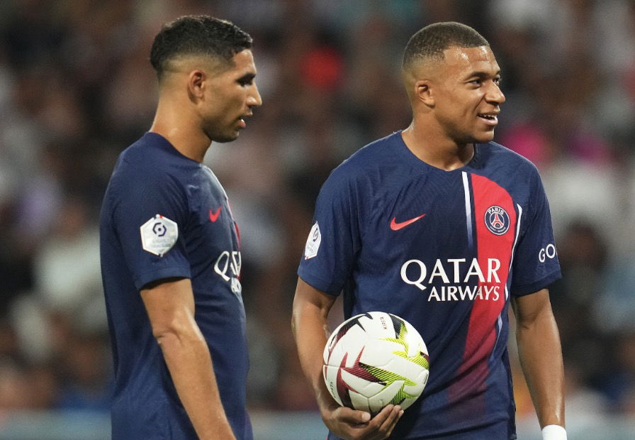 Hakimi et Mbappé le ballon dans les mains avant un coup franc avec le Paris Saint-Germain