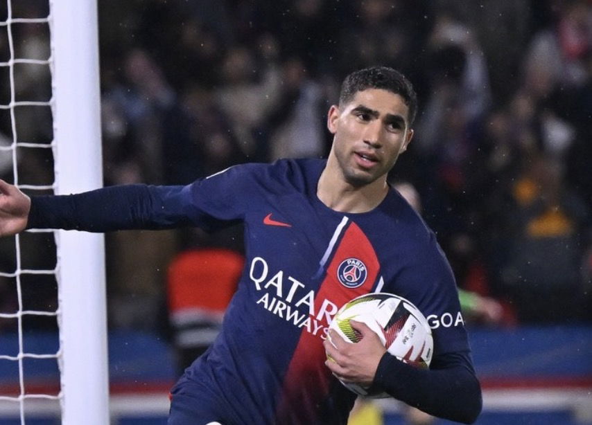 Hakimi qui récupère le ballon après avoir réduis le score face au Havre en Ligue 1 avec le PSG