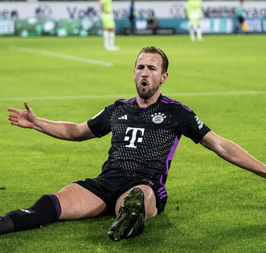 Harry Kane qui célèbre un but avec le Bayern Munich allongé avec les bras en l’air