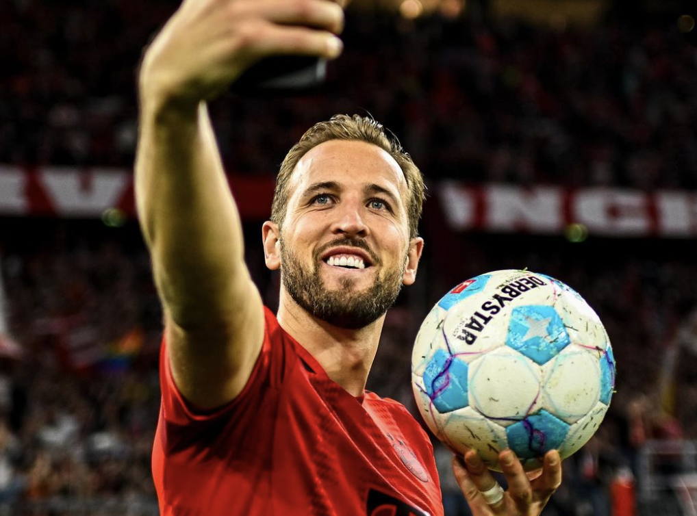 Harry Kane se prend en photo avec le ballon après un but en Ligue des Champions avec le Bayern Munich