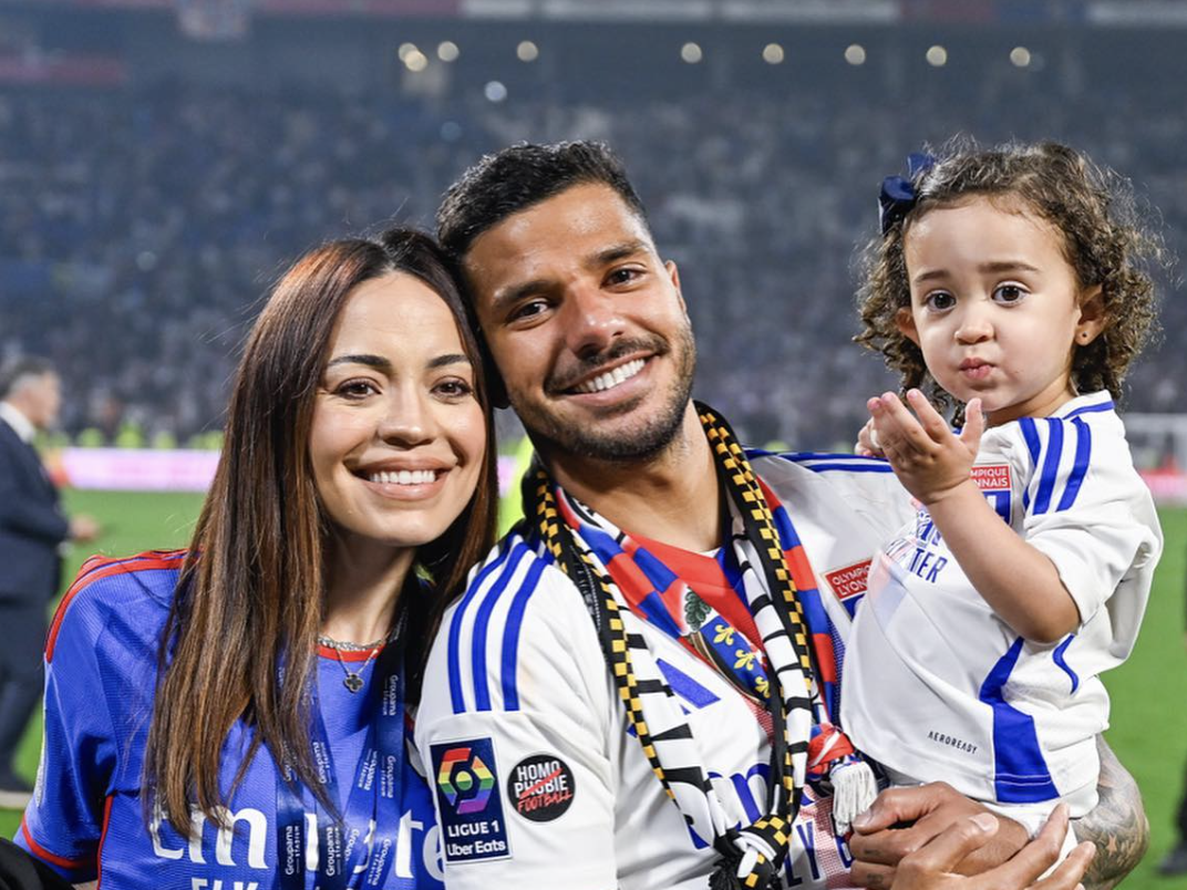 Henrique avec sa femme et sa fille à l’Olympique Lyonnais